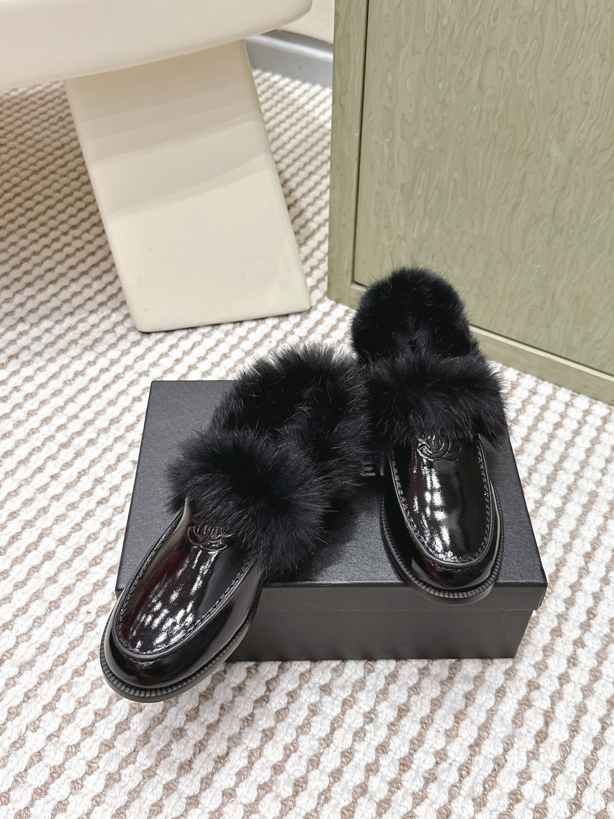 CHANEL 25S LOAFERS MOCCASIN IN BLACK GLOSSY CALFSKIN WITH MINK FUR LINING