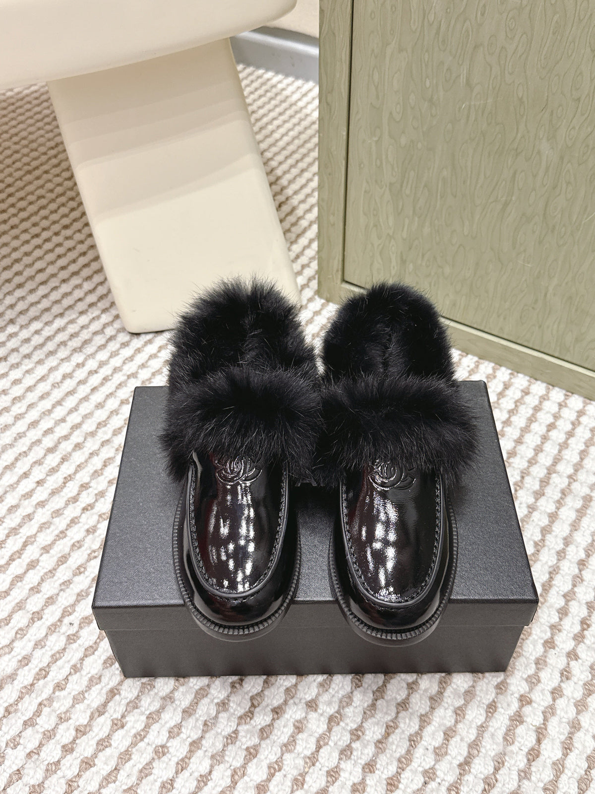 CHANEL 25S LOAFERS MOCCASIN IN BLACK GLOSSY CALFSKIN WITH MINK FUR LINING