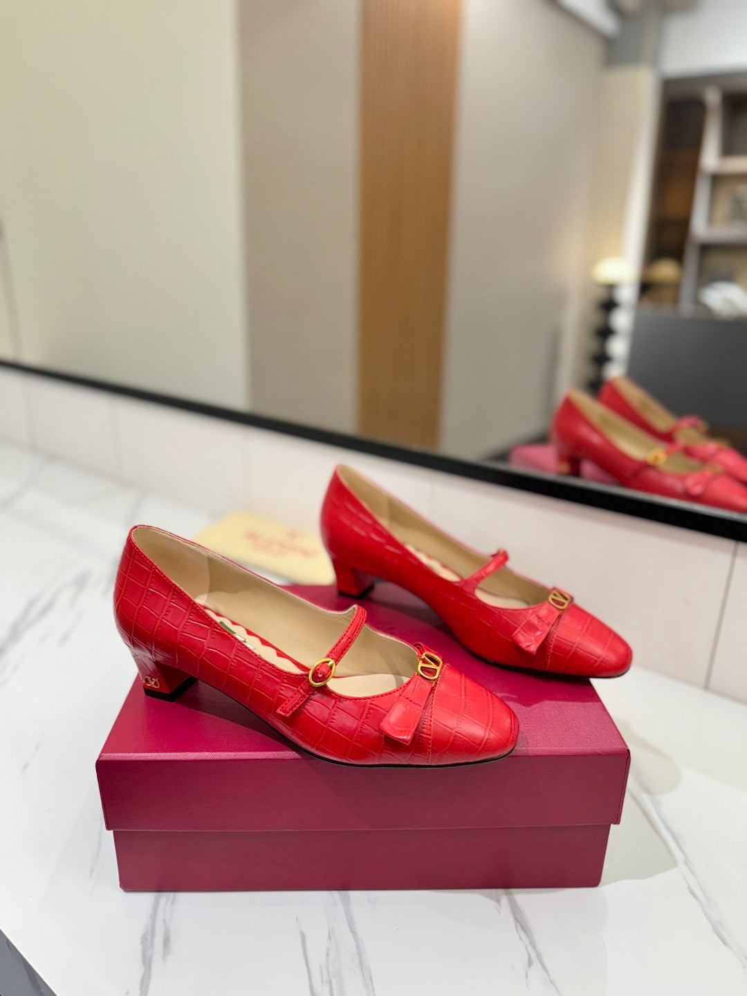 VLTN VLOGO SIGNATURE ROUND-TOE HEELS 25S IN RED LAMBSKIN SNAKE-EMBOSSED