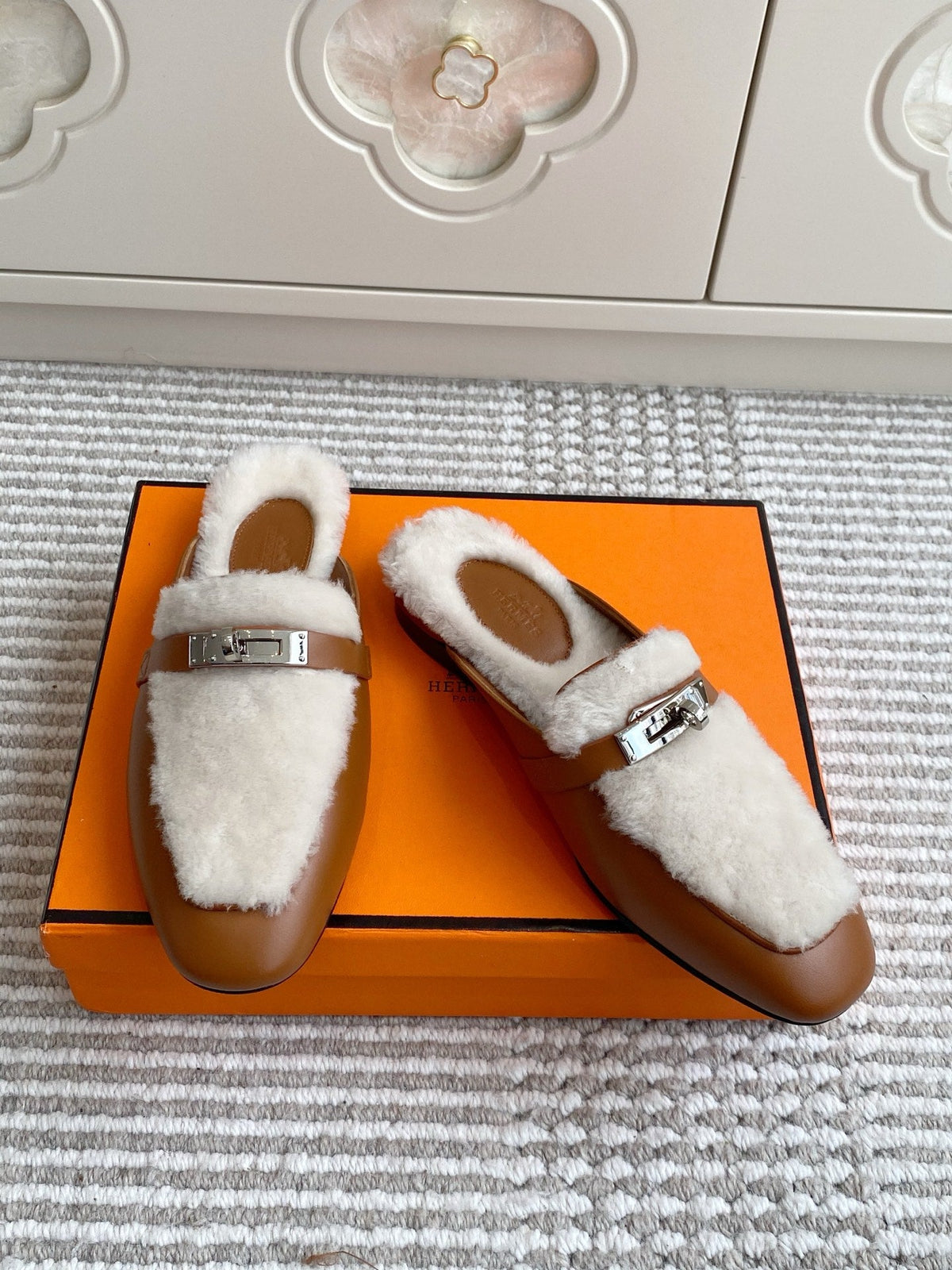 HM 25S CATENA MULE IN BEIGE SHEARLING AND BROWN LAMBSKIN WITH SILVER HARDWARE