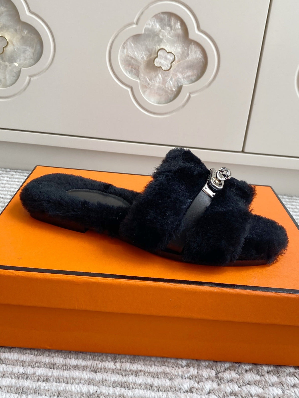 HM 25S ECLAIR SANDAL IN BLACK SHEARLING WITH SILVER HARDWARE