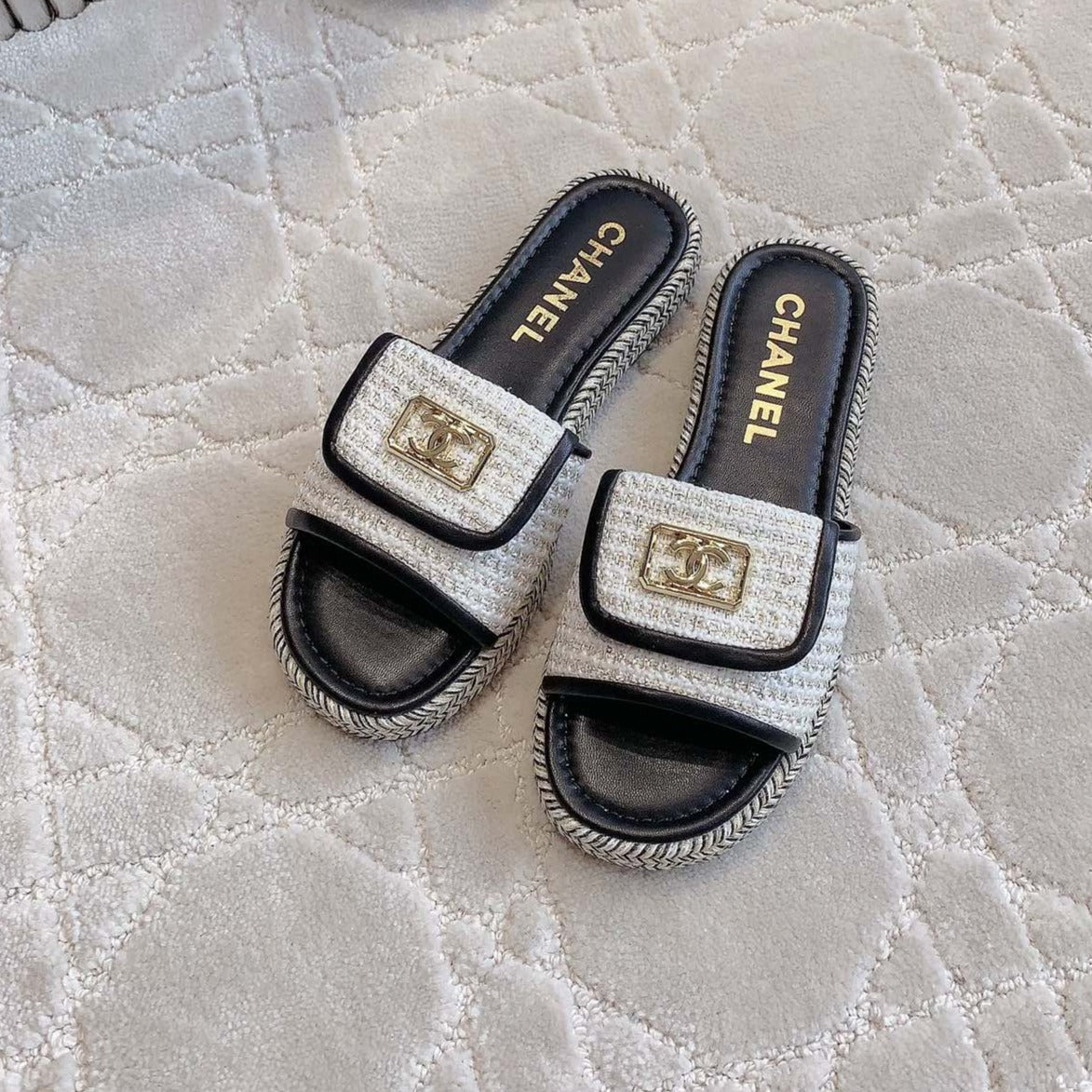 PLATFORM SLIPPERS IN WHITE WOOL AND BLACK LAMBSKIN
