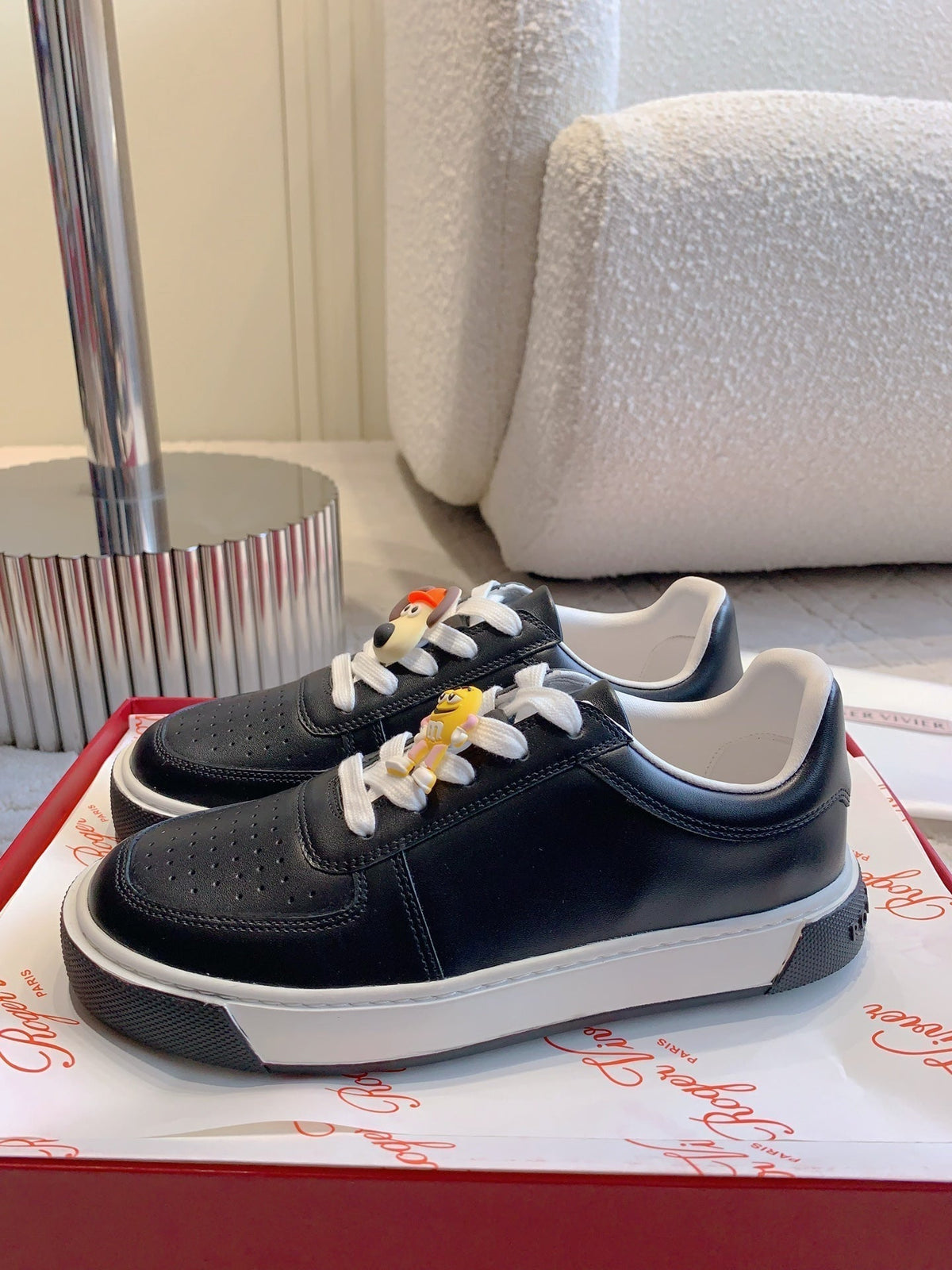 VIV' SKATE SNEAKERS IN BLACK CALFSKIN CARTOON CHARMS