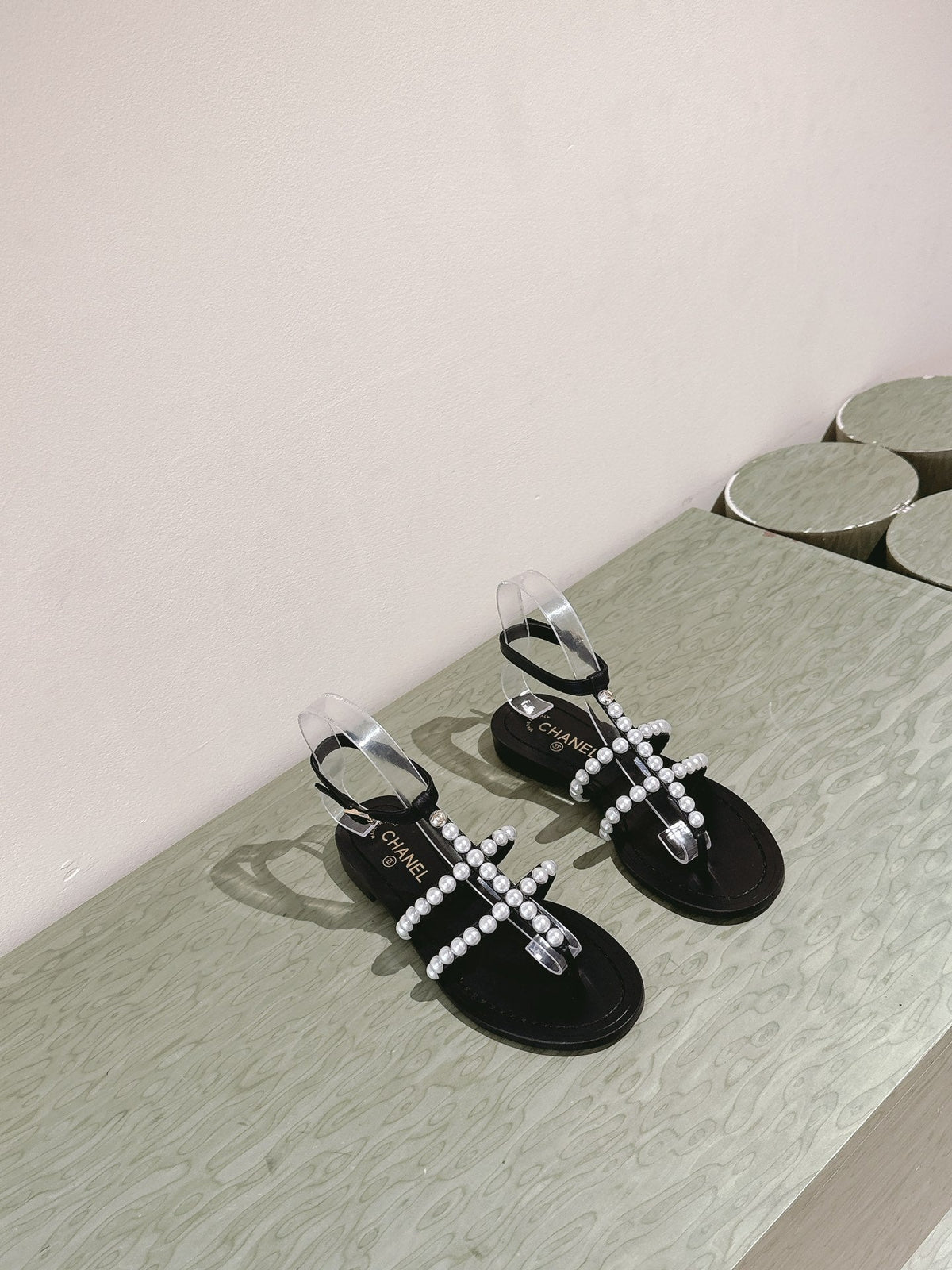 CC SANDALS PEARL ROMAN IN BLACK LAMBSKIN