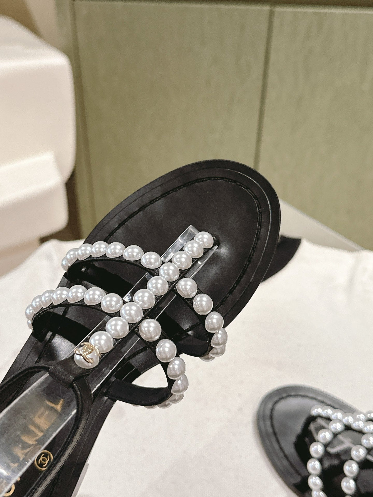 CC SANDALS PEARL ROMAN IN BLACK LAMBSKIN