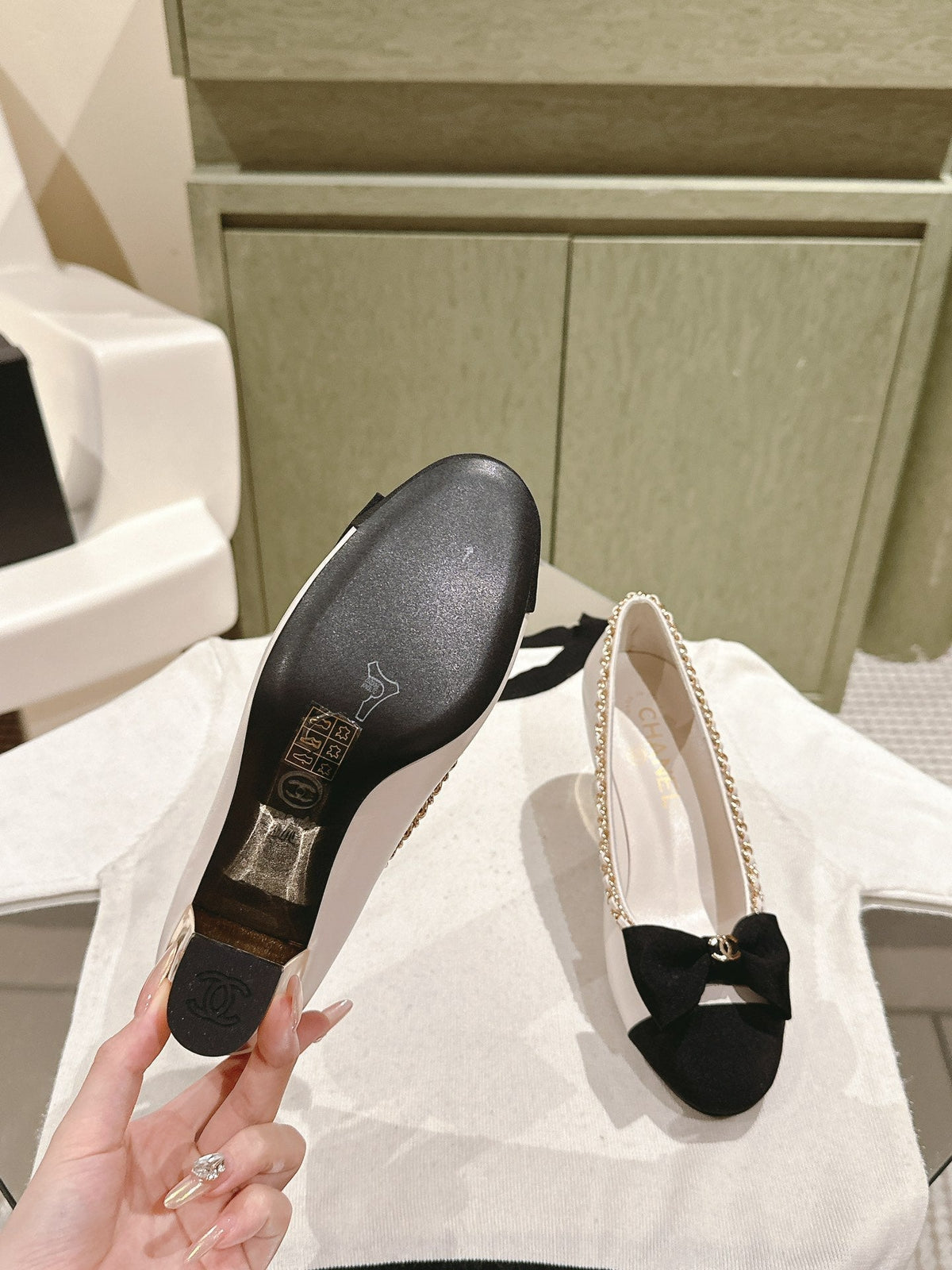 CC HIGH HEELS WHITE CALFSKIN AND FABRIC