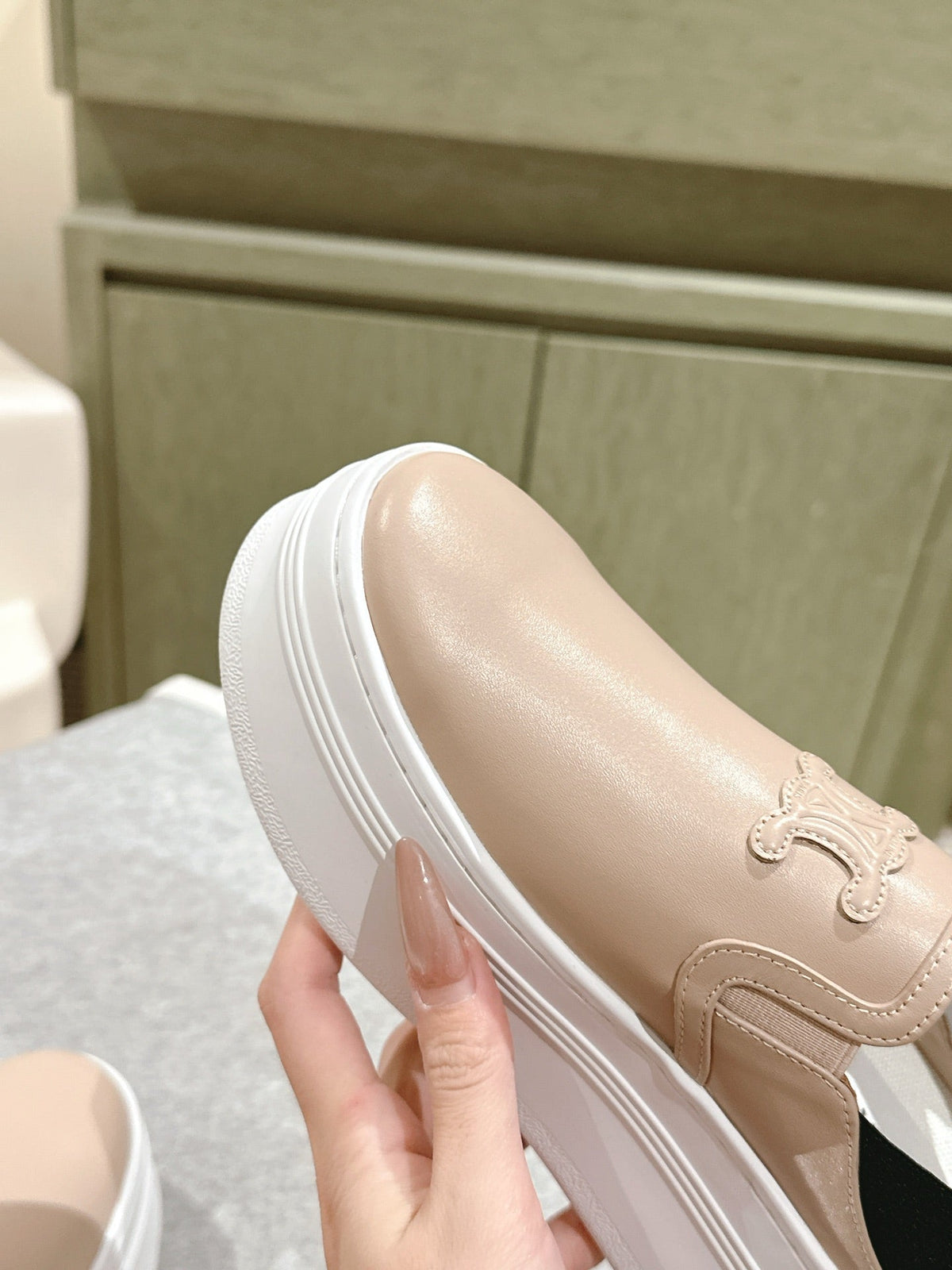 THICK-SOLED ELASTIC BACKLESS SHOES MONGOOSE BEIGE SHINY CALFSKIN