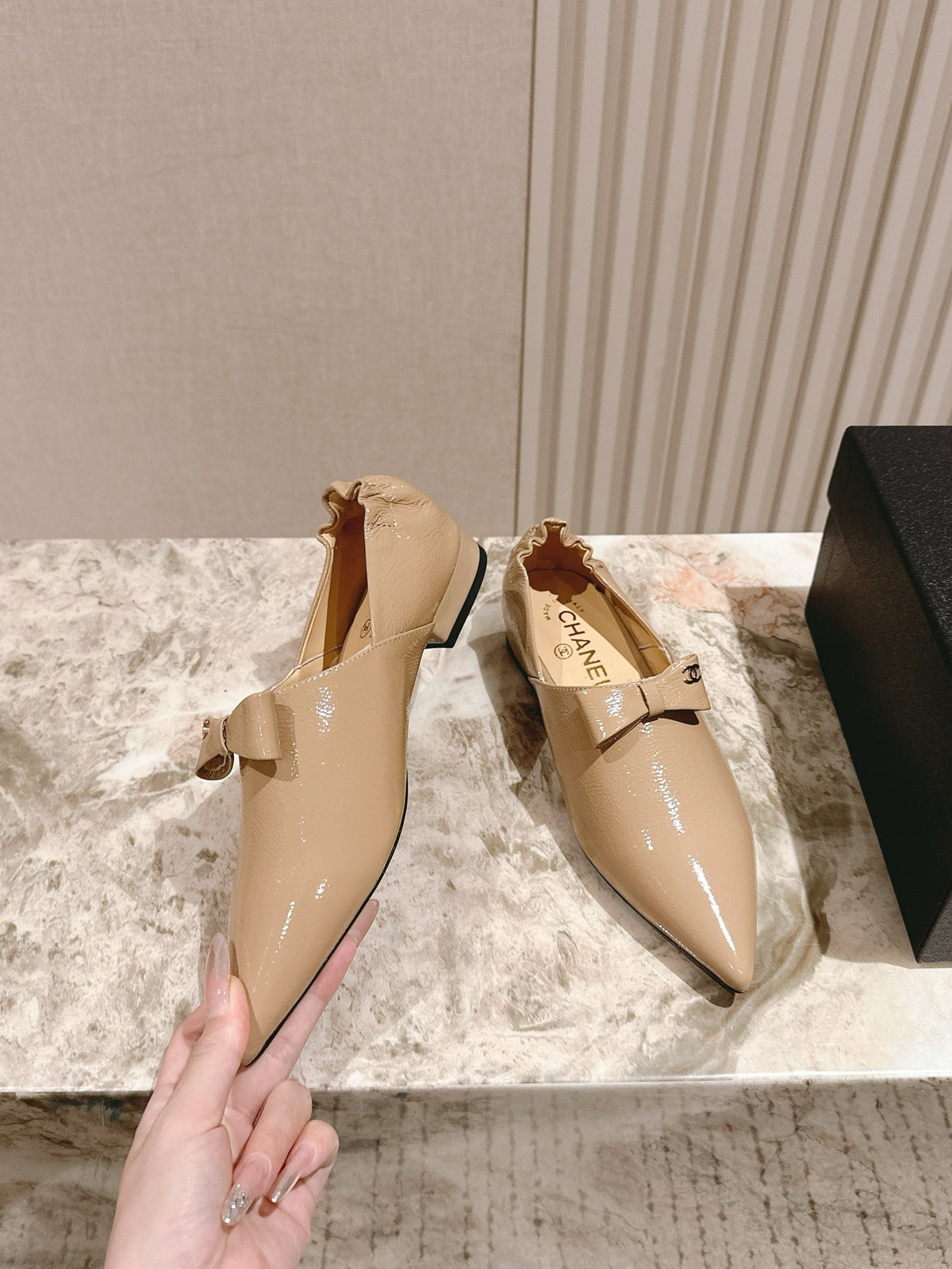 CC FLATS 25S IN BEIGE PATENT LEATHER