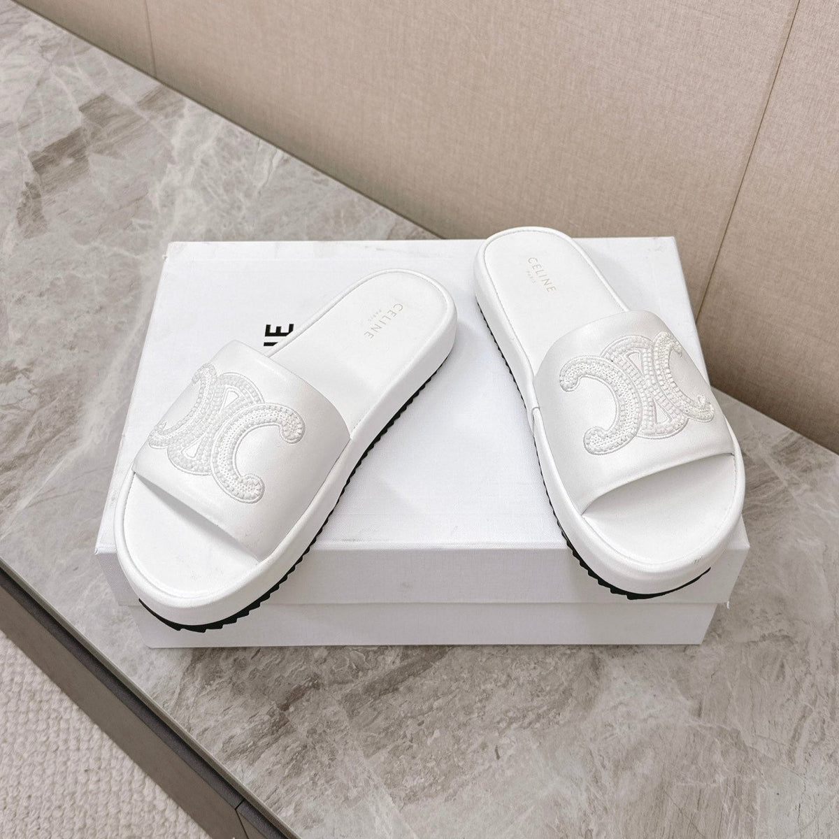 THICK-SOLED SLIDES IN WHITE SMOOTH LAMBSKIN LOGO WITH CRYSTALS