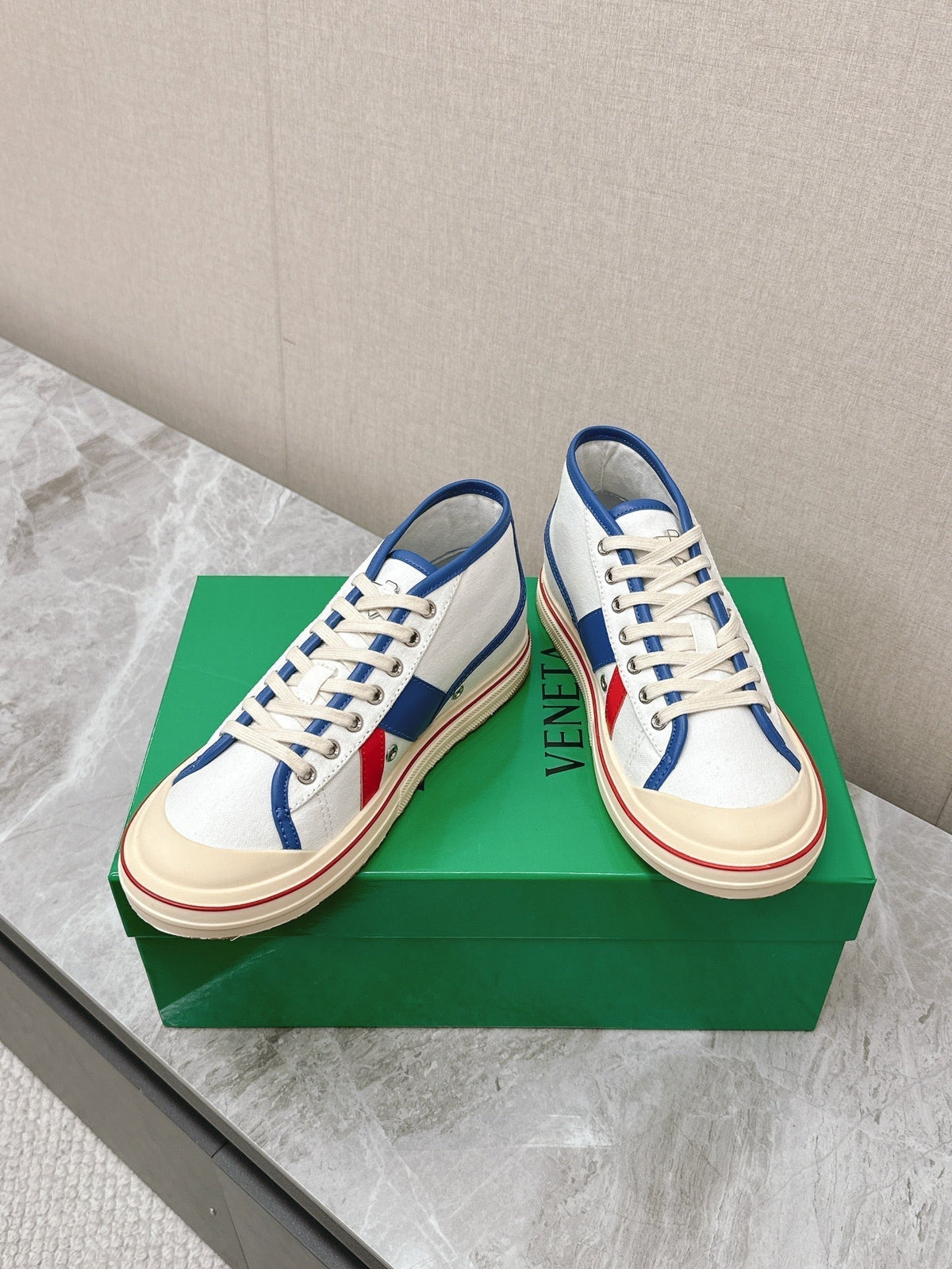 ELIOT SNEAKER IN WHITE CANVAS WITH NAVY BLUE CALFSKIN
