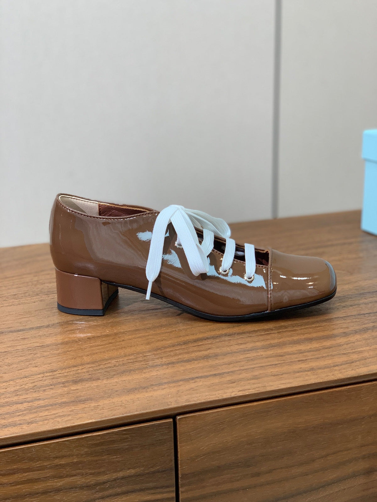 LACE-UP HIGH SHOES IN PECAN BROWN GLOSSY CALFSKIN