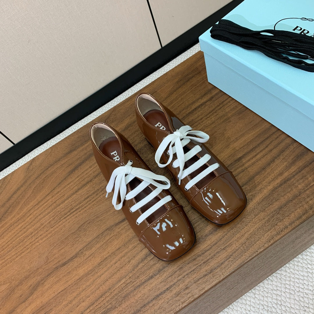 LACE-UP HIGH SHOES IN PECAN BROWN GLOSSY CALFSKIN