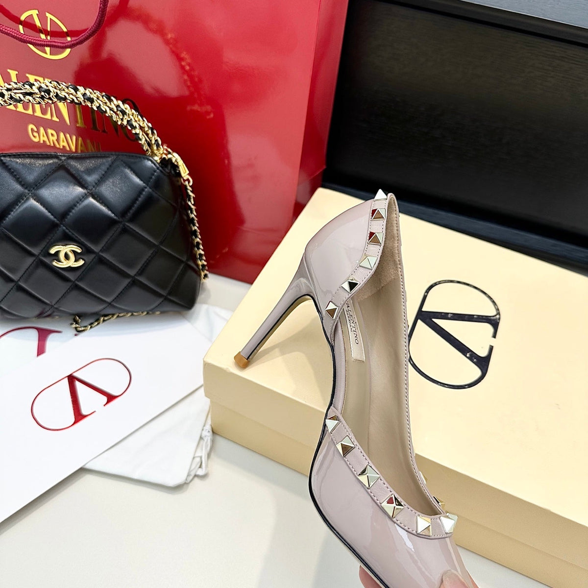 VLTN ROCKSTUD HEELS 25S 85 MM IN SOFT LILAC BEIGE GLOSSY LEATHER