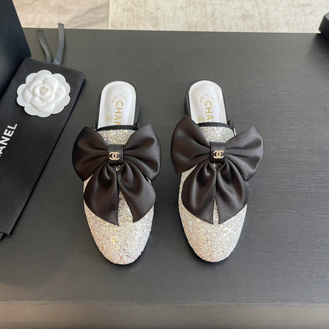 BIG BOW FLAT MULE SANDALS IN WHITE SILK WITH GLITTER SEQUINS