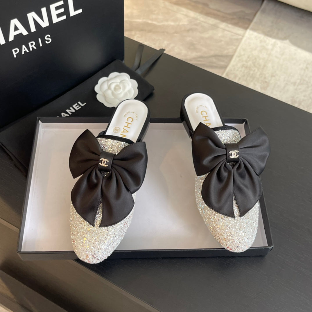 BIG BOW FLAT MULE SANDALS IN WHITE SILK WITH GLITTER SEQUINS