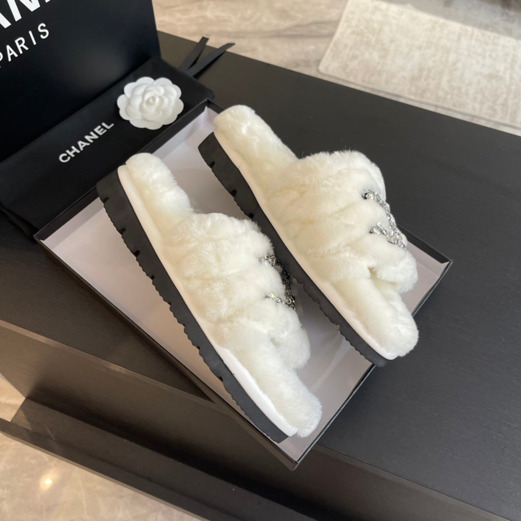 SLIPPERS IN WHITE FUR