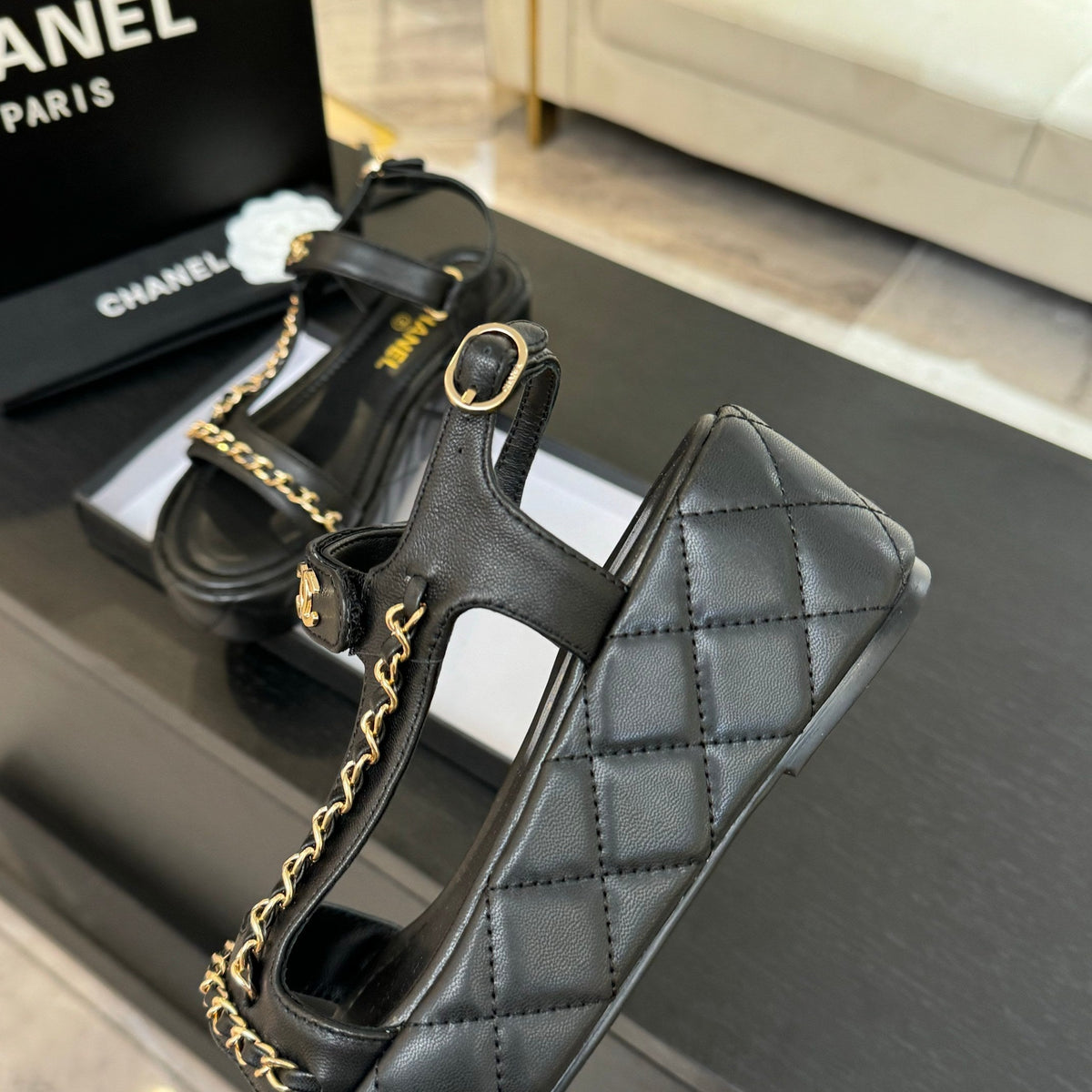 FLAT SANDALS IN BLACK LAMBSKIN WITH GOLD CHAIN