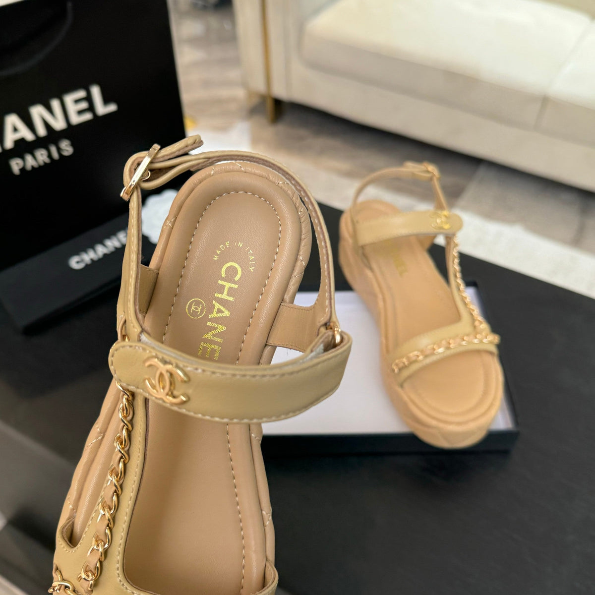 FLAT SANDALS IN PEANUT BROWN LAMBSKIN WITH GOLD CHAIN