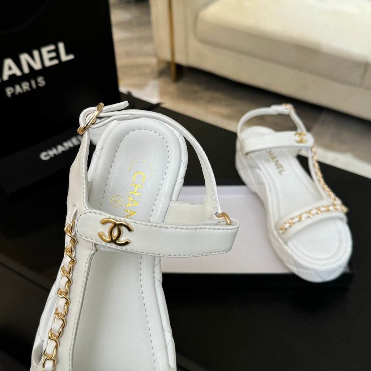 FLAT SANDALS IN WHITE LAMBSKIN WITH GOLD CHAIN