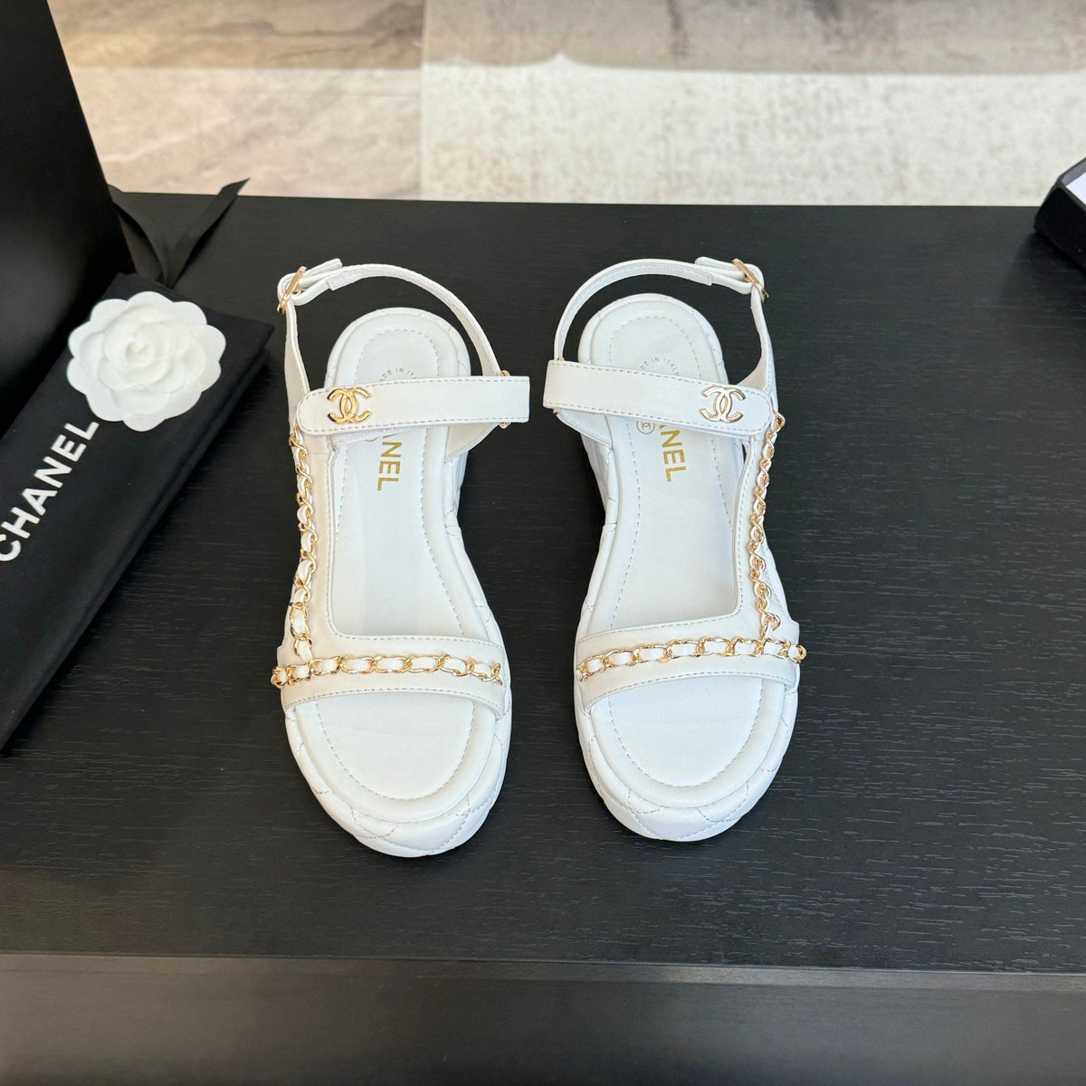 FLAT SANDALS IN WHITE LAMBSKIN WITH GOLD CHAIN