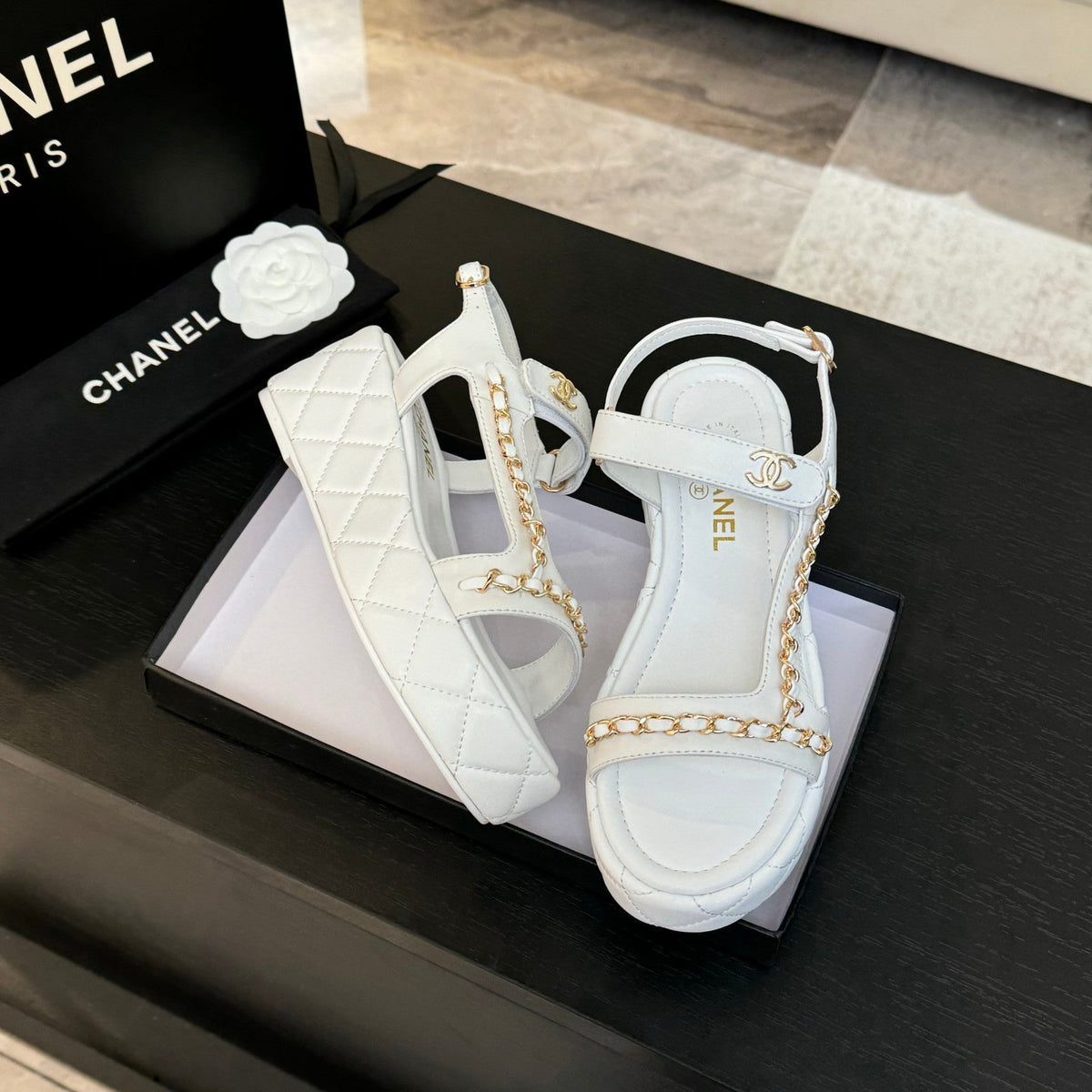 FLAT SANDALS IN WHITE LAMBSKIN WITH GOLD CHAIN