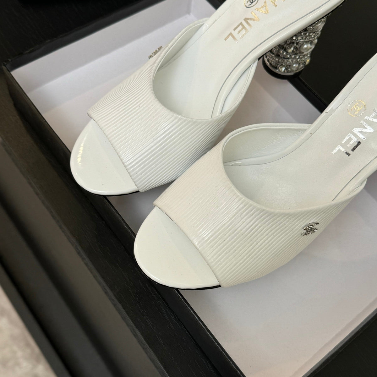 T-STRAP PEARL HEEL 85 MM SANDALS IN WHITE LAMBSKIN MULE