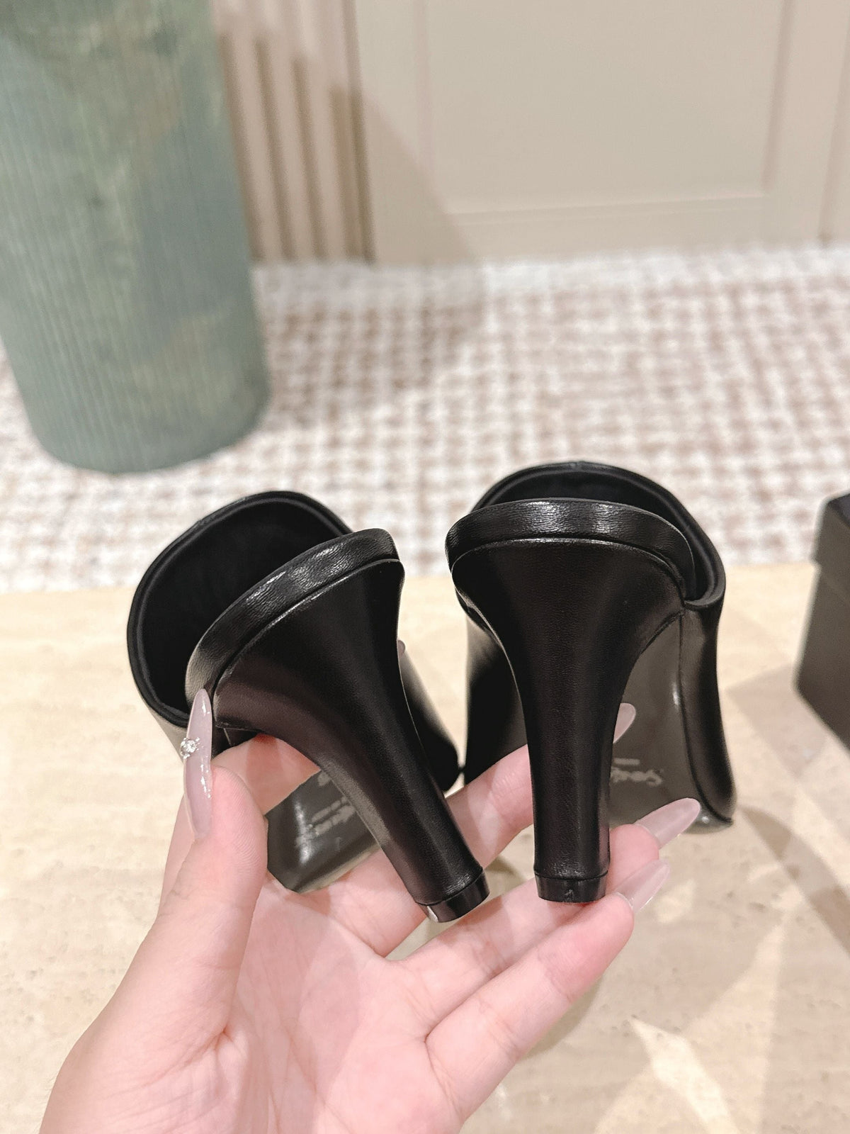 YSL 25S JILL MULES IN BLACK SMOOTH CALFSKIN