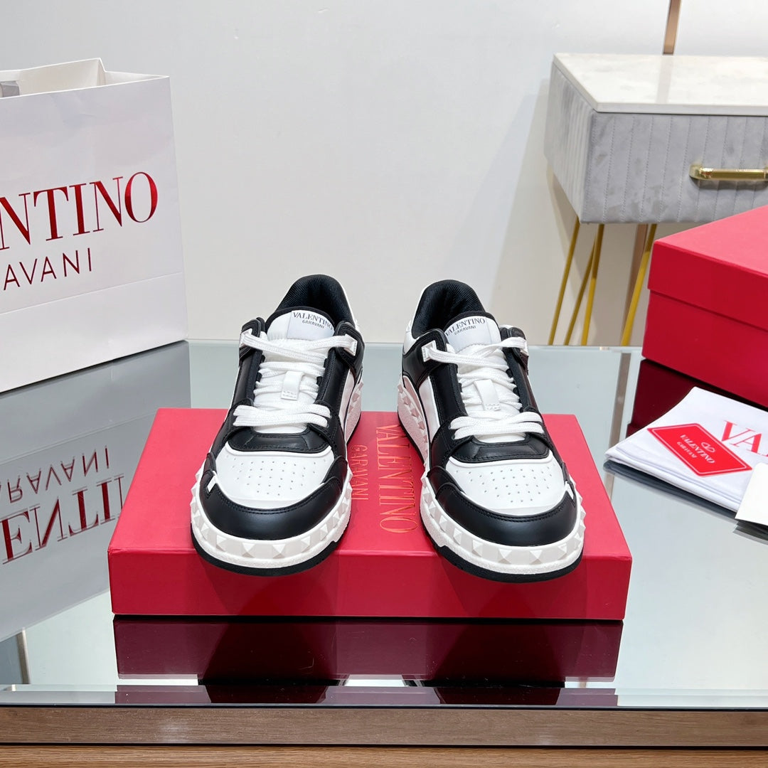 VALENTINO 25S GARAVANI FREEDOTS SNEAKERS IN WHITE MIX BLACK LAMBSKIN