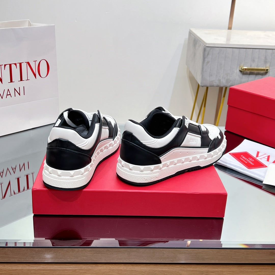 VALENTINO 25S GARAVANI FREEDOTS SNEAKERS IN WHITE MIX BLACK LAMBSKIN