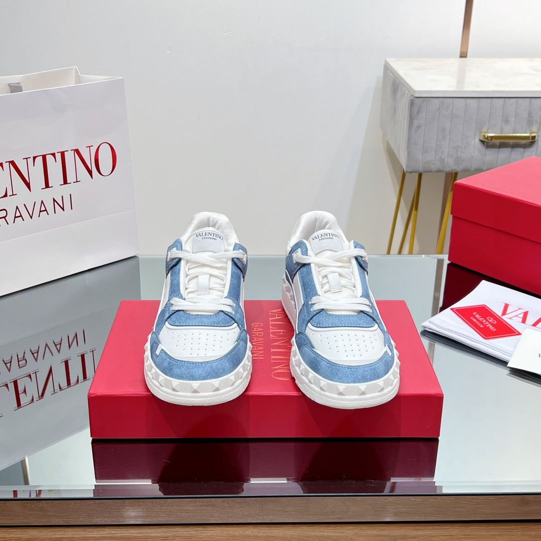 VALENTINO 25S GARAVANI FREEDOTS SNEAKERS IN WHITE LAMBSKIN AND BLUE DENIM