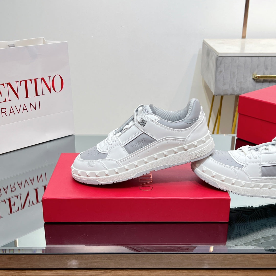 VALENTINO 25S GARAVANI FREEDOTS SNEAKERS IN WHITE MIX GREY LAMBSKIN