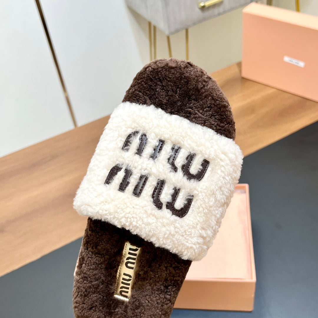 WOOL SLIPPER WHITE AND CHOCOLATE
