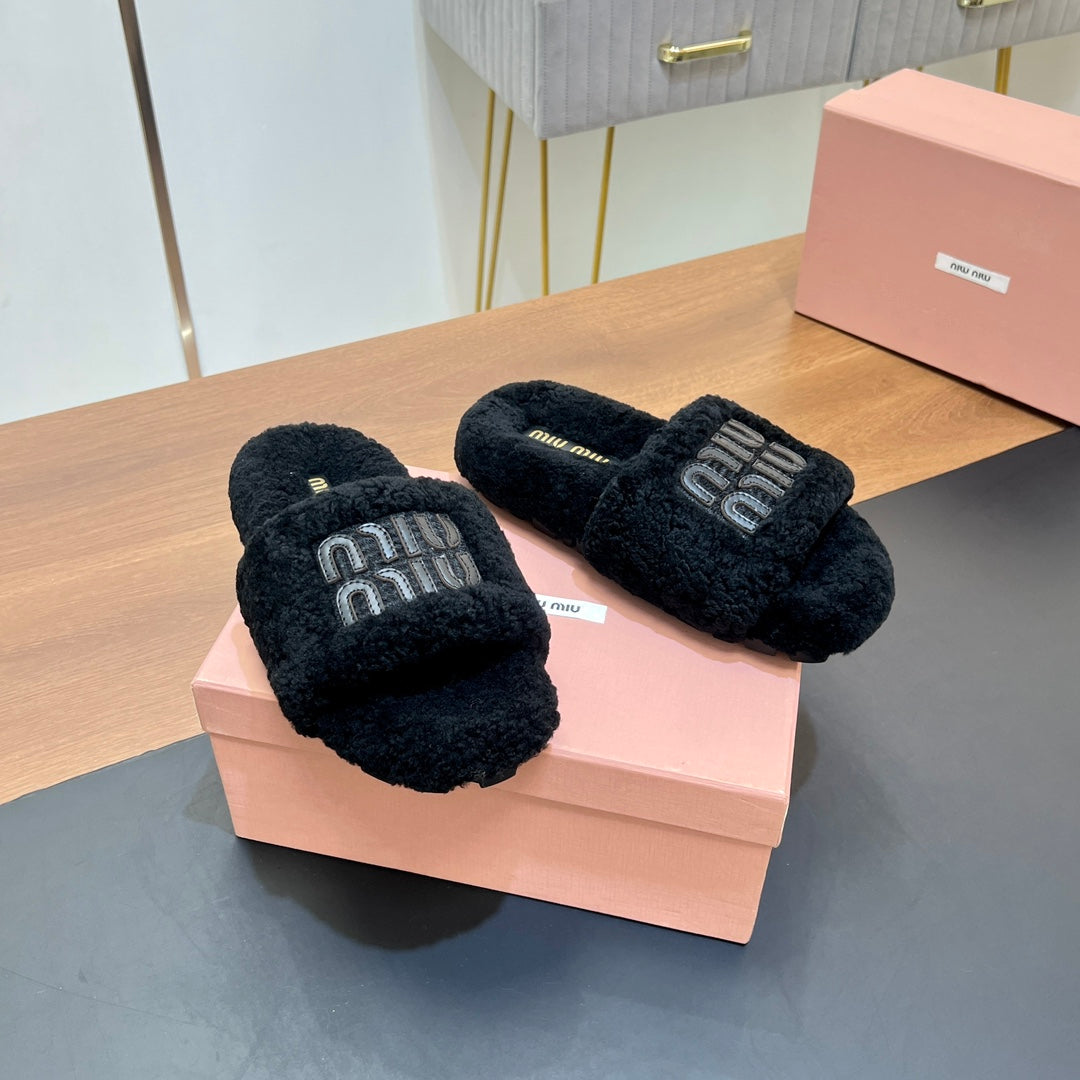 SLIPPERS IN BLACK LAMB WOOL