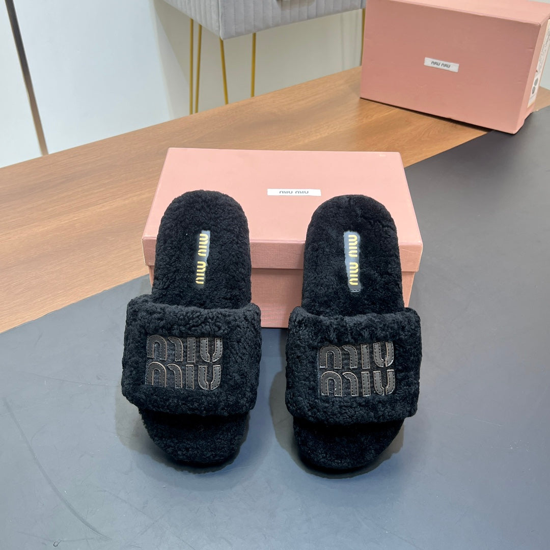 SLIPPERS IN BLACK LAMB WOOL