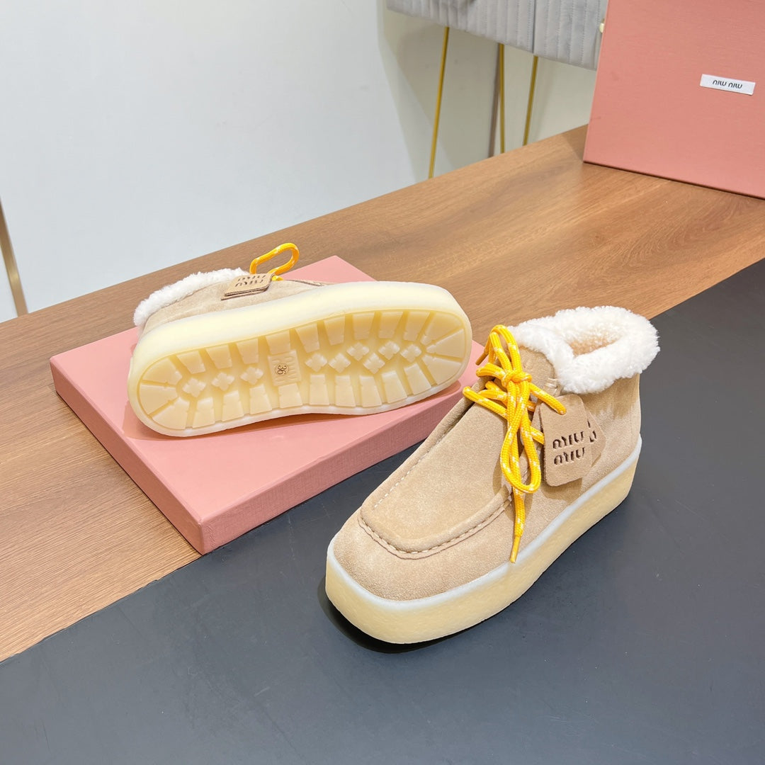 CHUKKA BOOTS IN BEIGE SUEDE WITH WOOL LINING