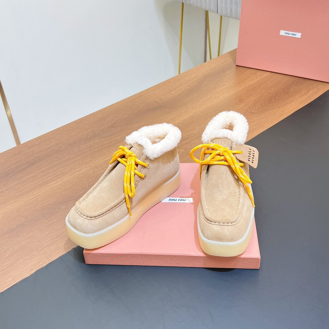 CHUKKA BOOTS IN BEIGE SUEDE WITH WOOL LINING