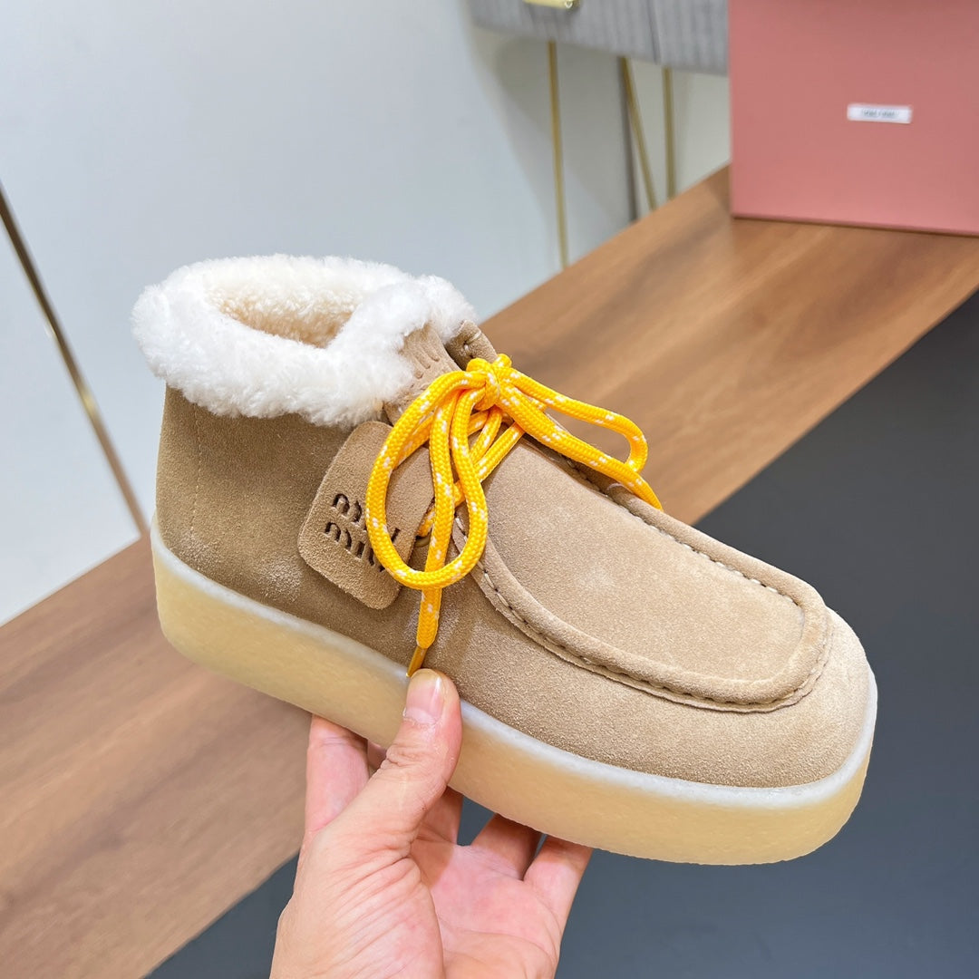CHUKKA BOOTS IN BEIGE SUEDE WITH WOOL LINING
