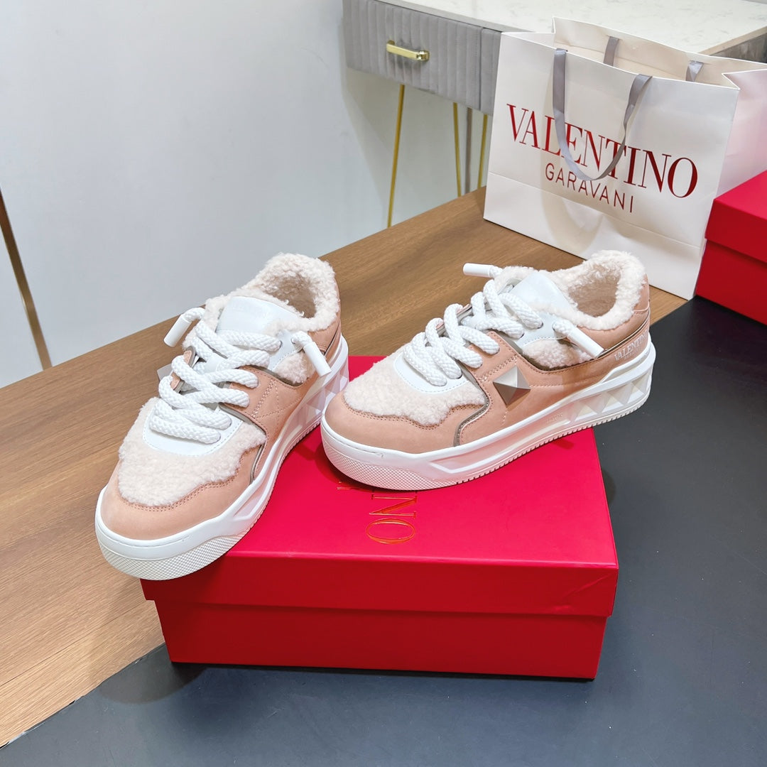 VALENTINO 25S GARAVANI ONE STUD XL PLATFORM SNEAKERS IN LIGHT PINK LAMBSKIN AND WOOL