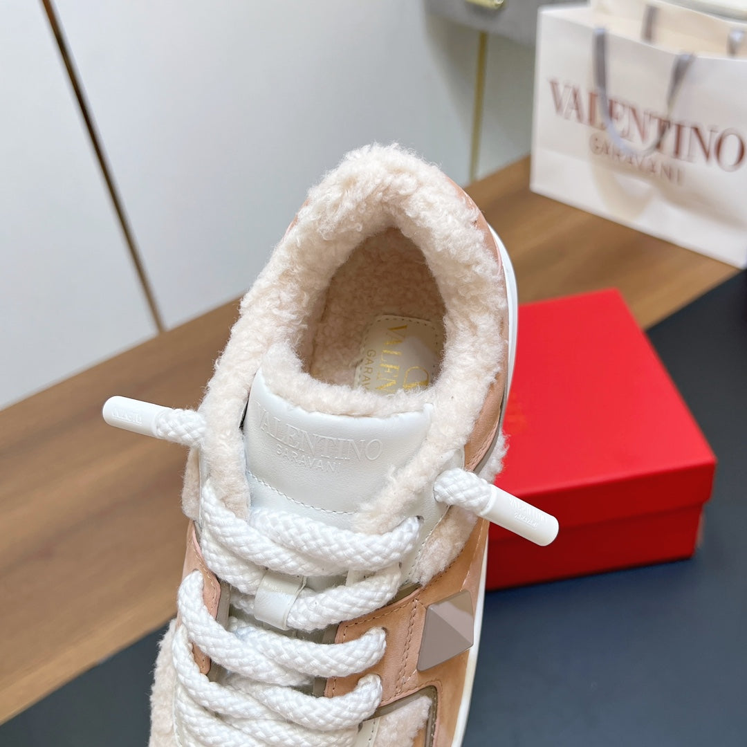 VALENTINO 25S GARAVANI ONE STUD XL PLATFORM SNEAKERS IN LIGHT PINK LAMBSKIN AND WOOL