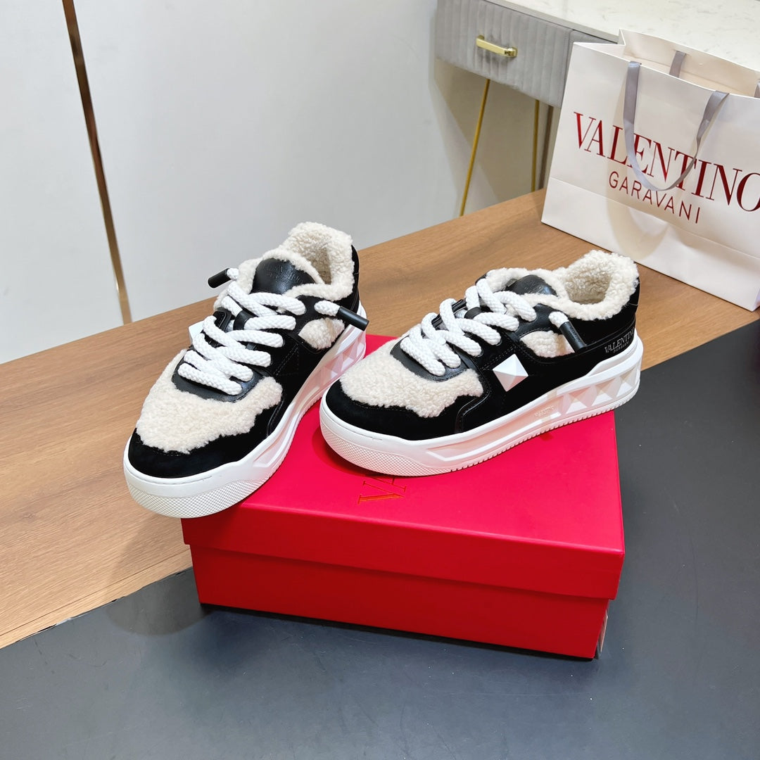 VALENTINO 25S GARAVANI ONE STUD XL PLATFORM SNEAKERS IN BLACK LAMBSKIN AND LIGHT BEIGE WOOL
