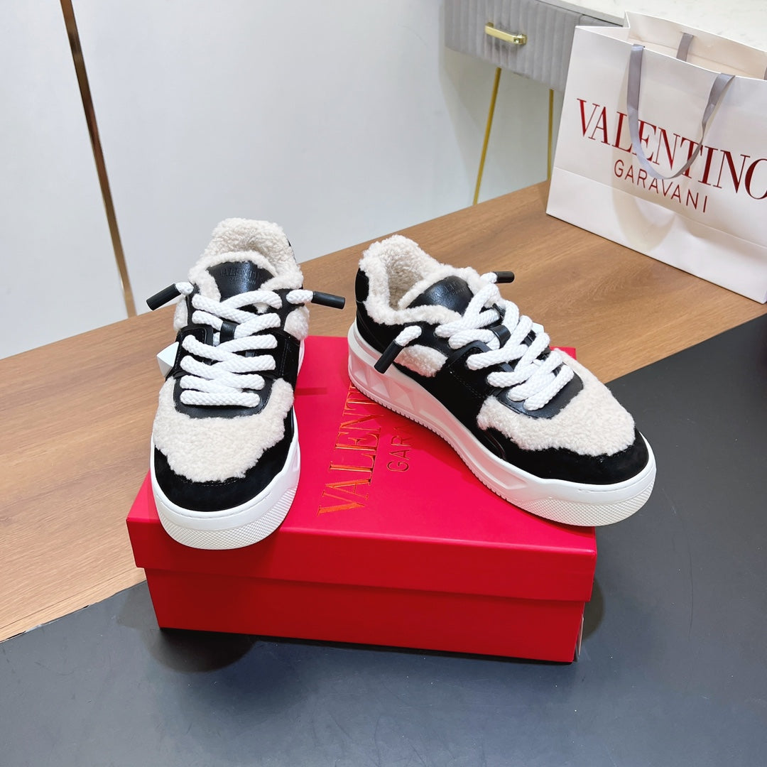 VALENTINO 25S GARAVANI ONE STUD XL PLATFORM SNEAKERS IN BLACK LAMBSKIN AND LIGHT BEIGE WOOL