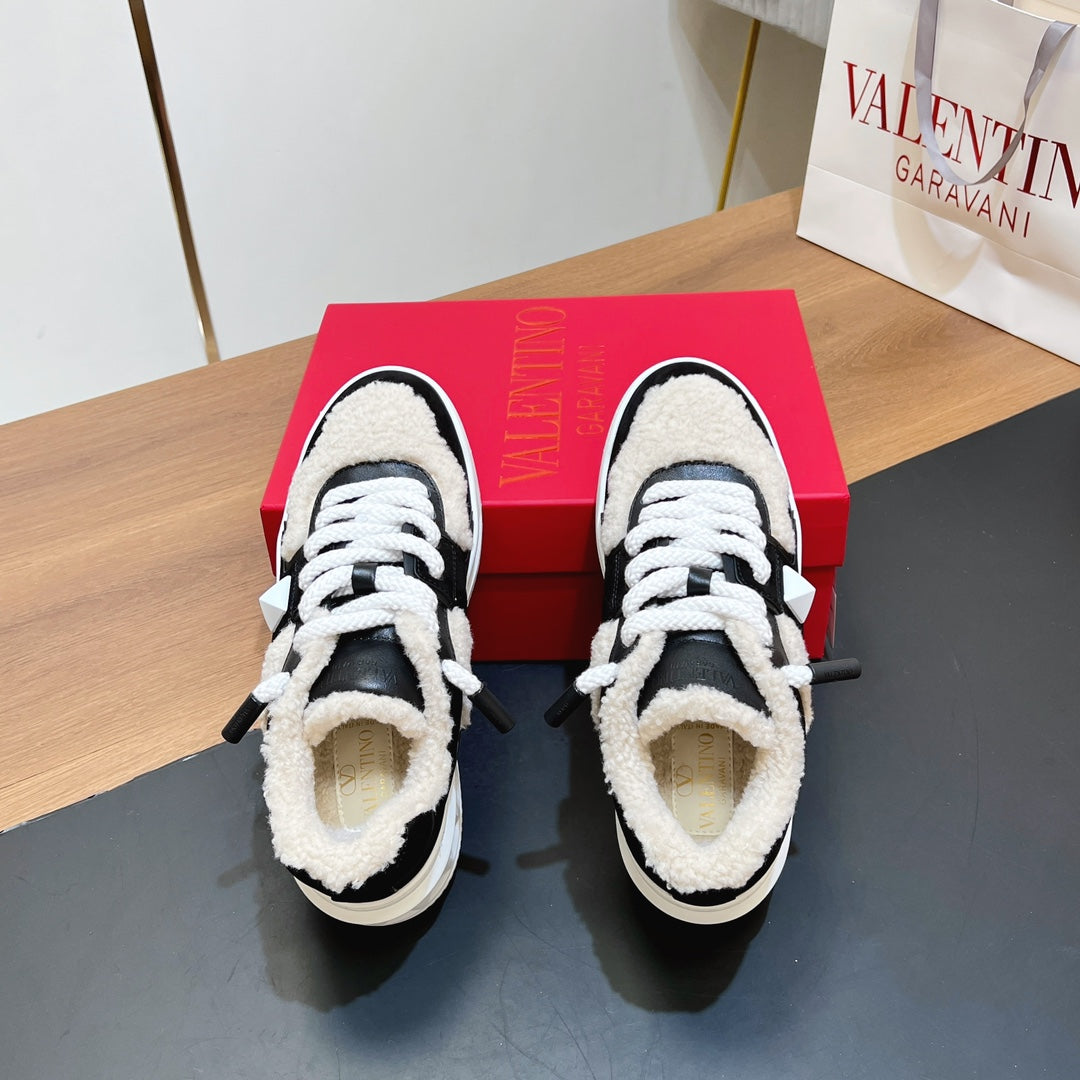 VALENTINO 25S GARAVANI ONE STUD XL PLATFORM SNEAKERS IN BLACK LAMBSKIN AND LIGHT BEIGE WOOL