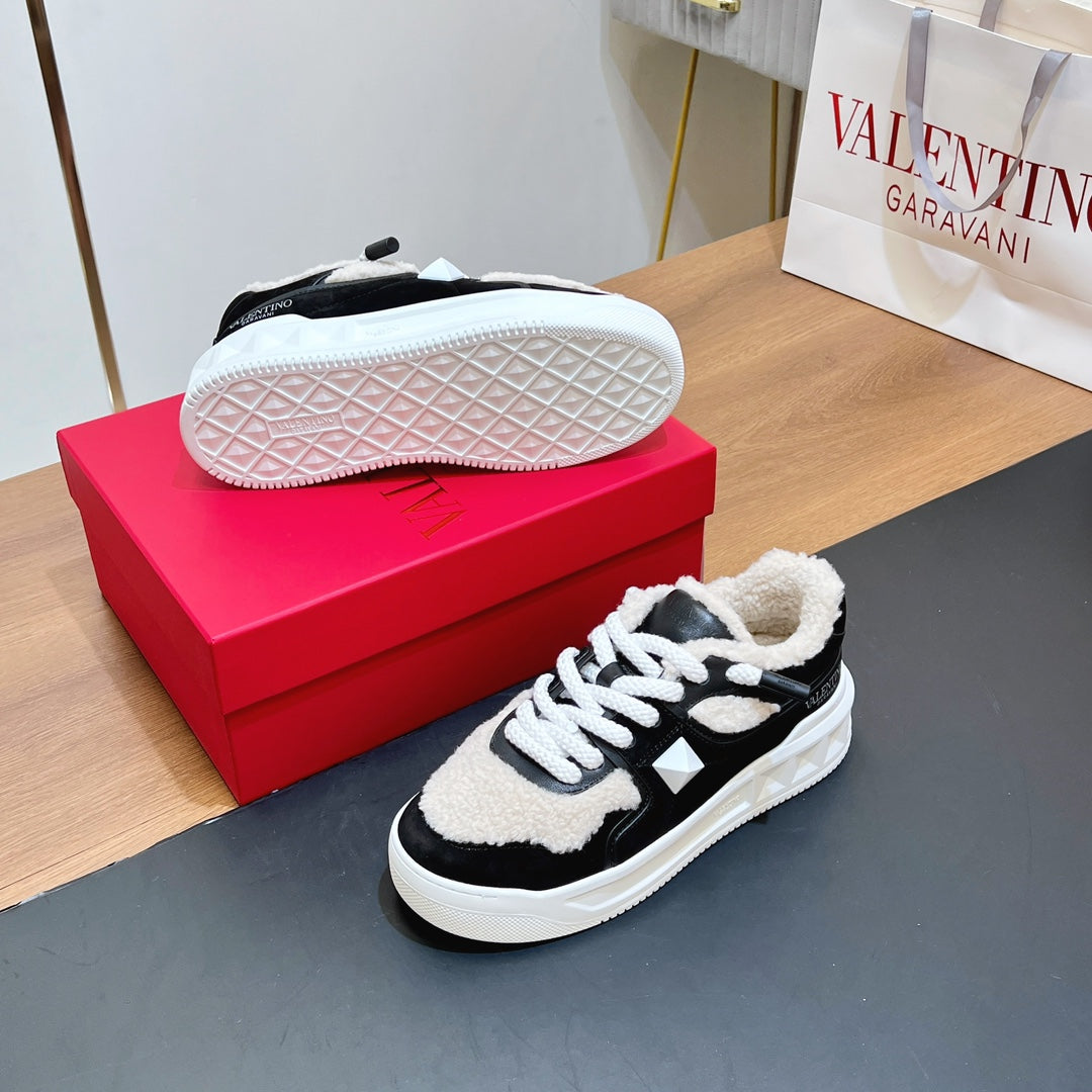 VALENTINO 25S GARAVANI ONE STUD XL PLATFORM SNEAKERS IN BLACK LAMBSKIN AND LIGHT BEIGE WOOL