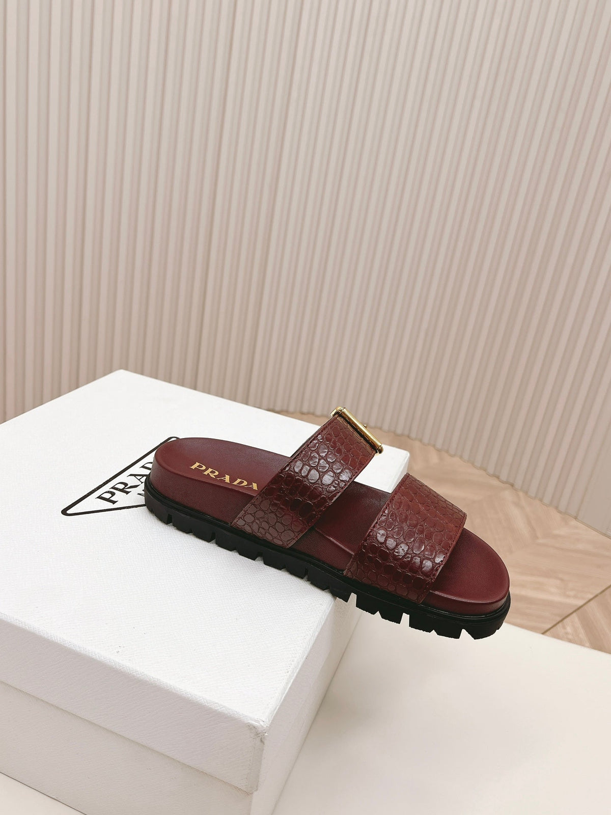 PRA CROCODILE MOTIF SLIDES SANDALS WINE CALFSKIN