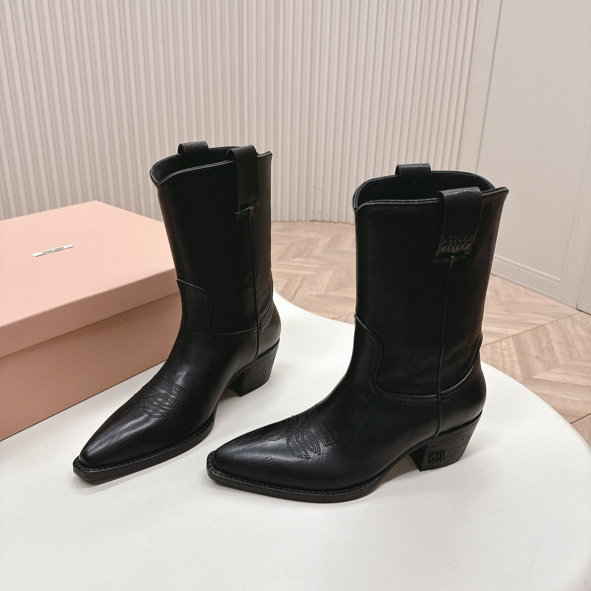 POINTED TOE BOOTS IN BLACK CALFSKIN
