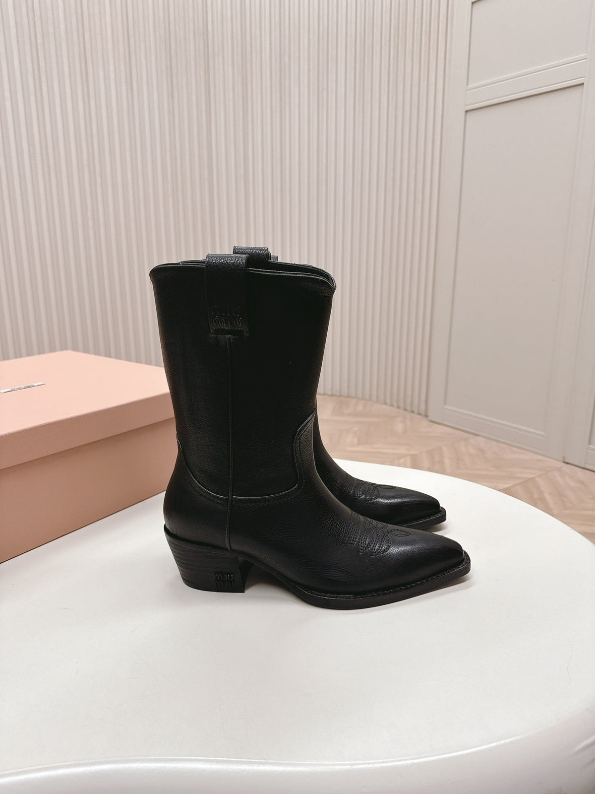 POINTED TOE BOOTS IN BLACK CALFSKIN