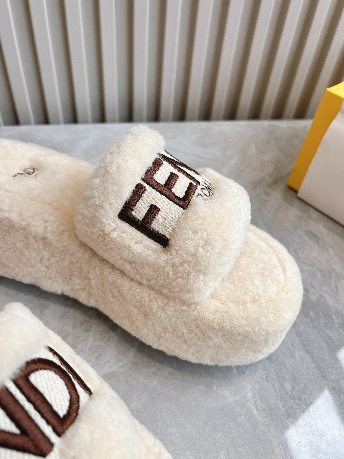 FENDI SLIPPER IN WHITE FUR WITH BROWN LOGO