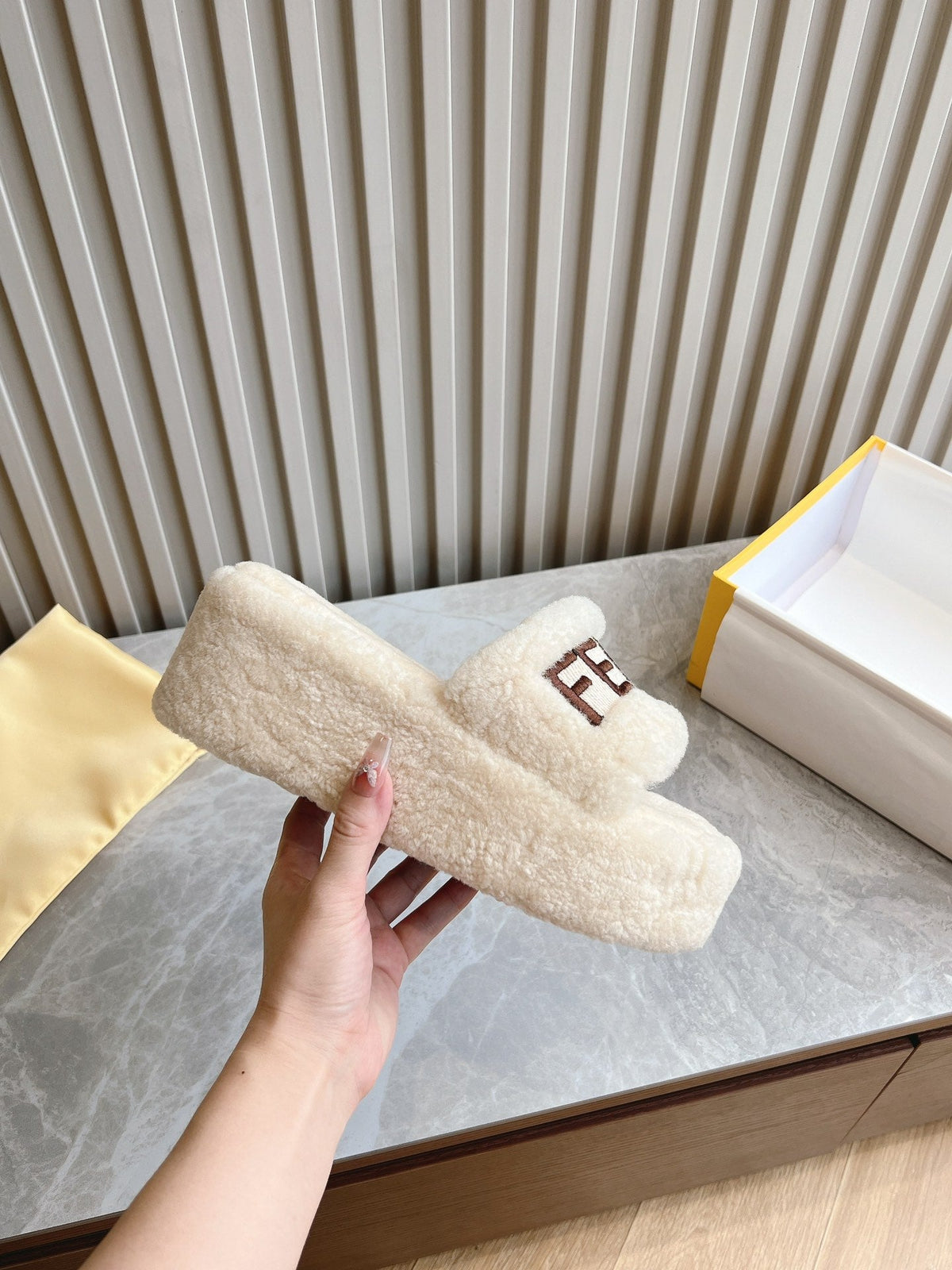 FENDI SLIPPER IN WHITE FUR WITH BROWN LOGO