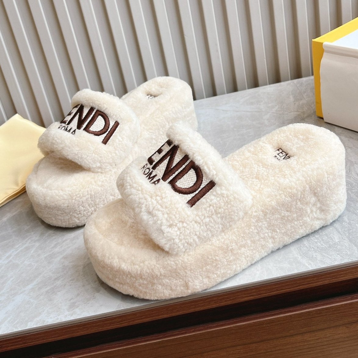 FENDI SLIPPER IN WHITE FUR WITH BROWN LOGO