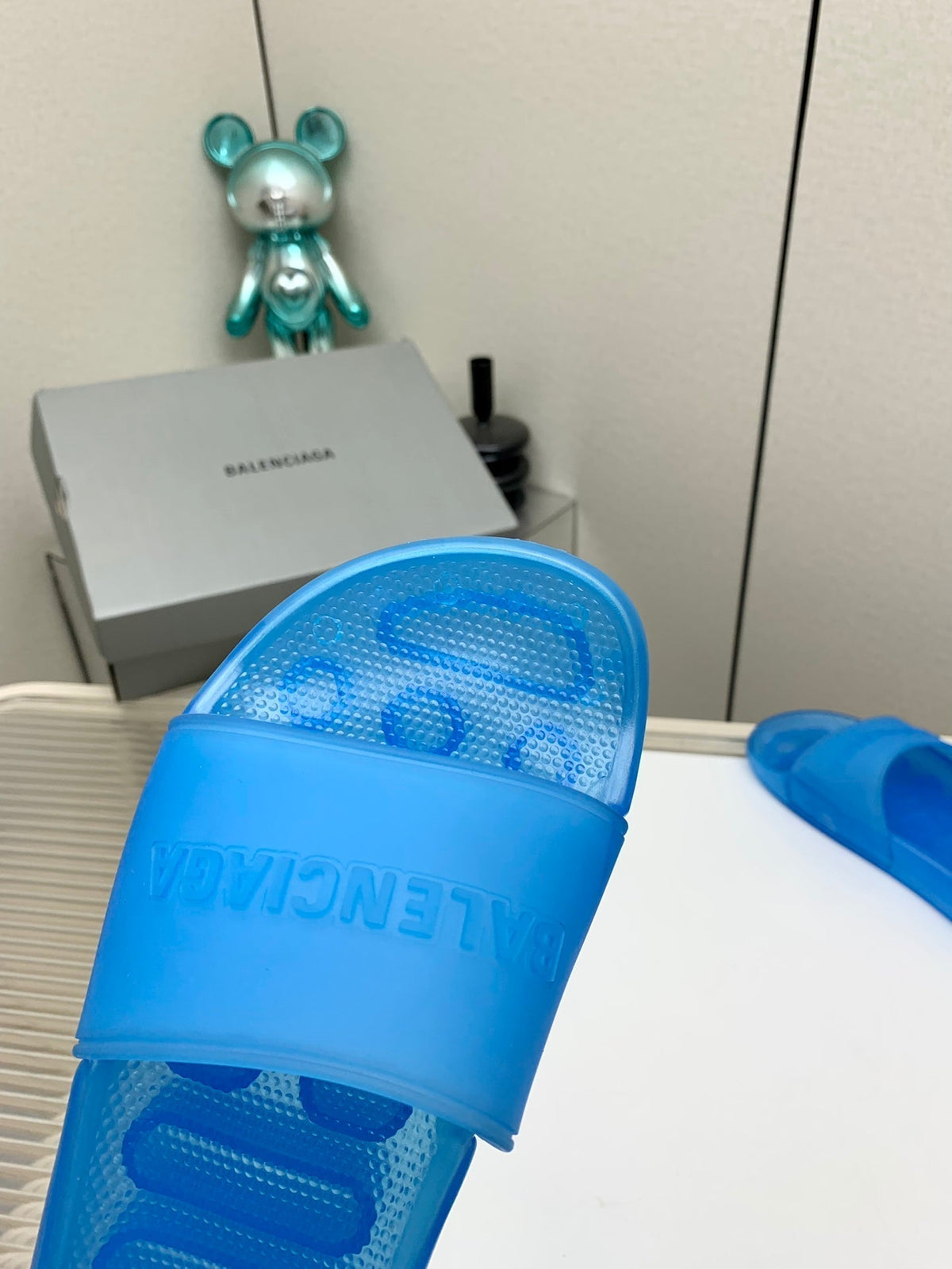 POOL SLIDE SANDAL IN JELLY BLUE RUBBER